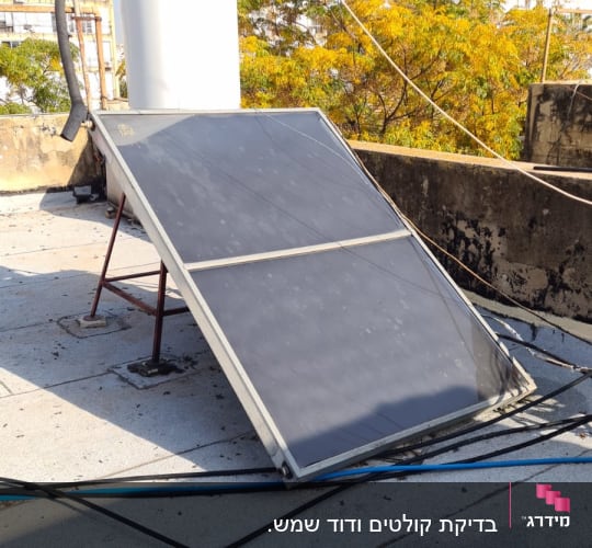 דוד שמש ולוח סולארי על גג שטוח